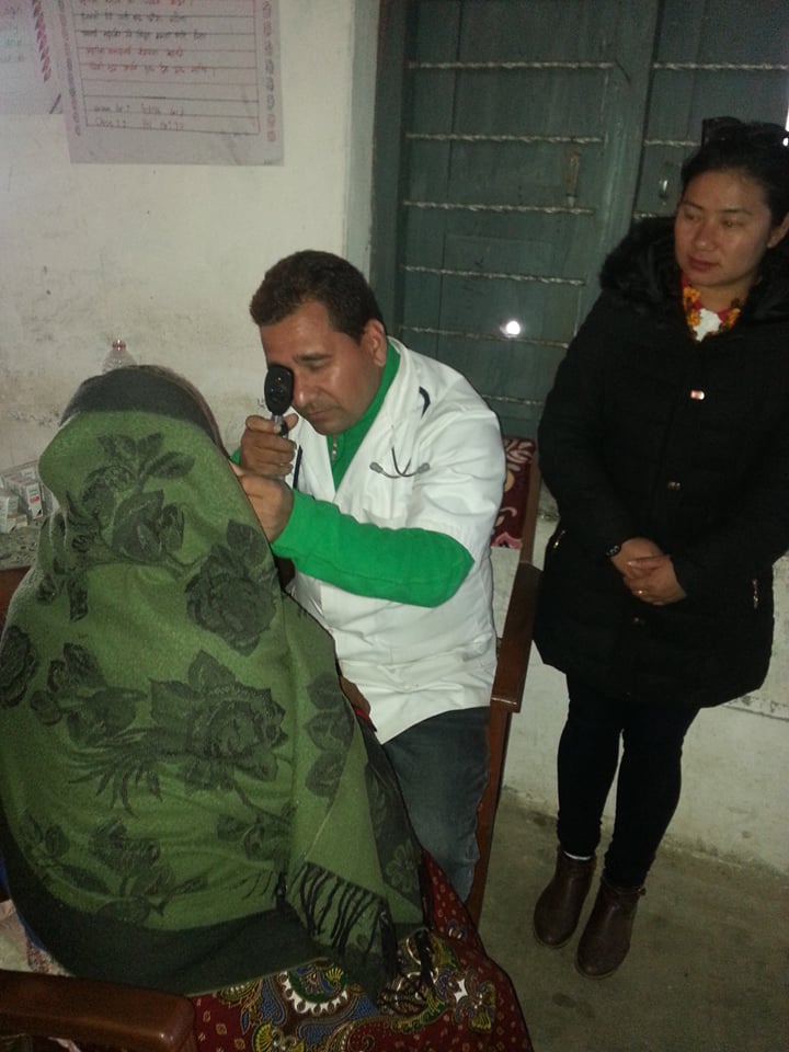 आँखा शिबीरमा साढे दुई सयको आँखा परिक्षण